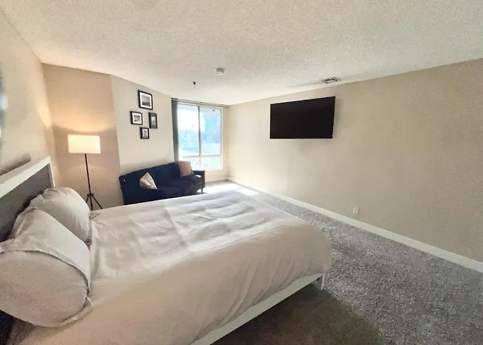 Hollywood Two Bedroom & Free Two Parking Spots Apartment
