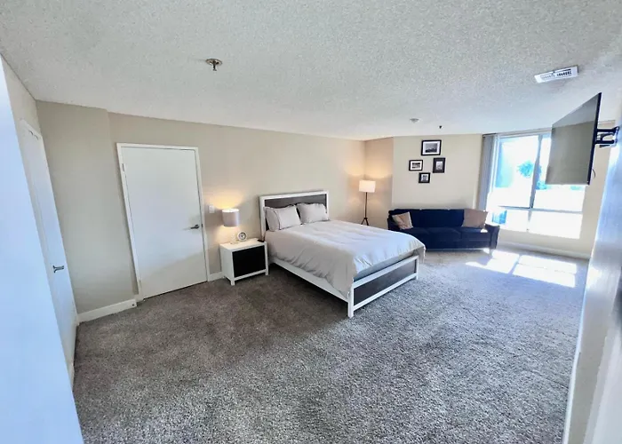 Hollywood Two Bedroom & Free Two Parking Spots Apartment