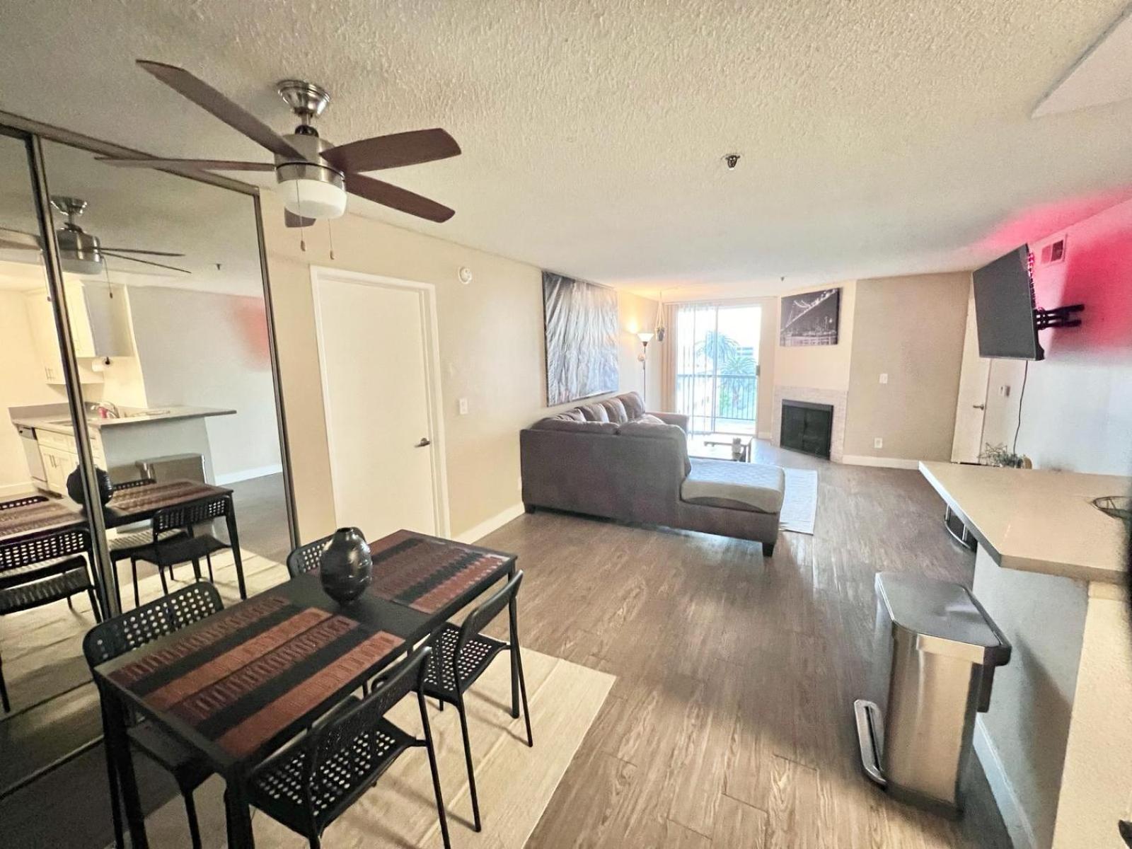 Apartment Hollywood Two Bedroom & Free Two Parking Spots